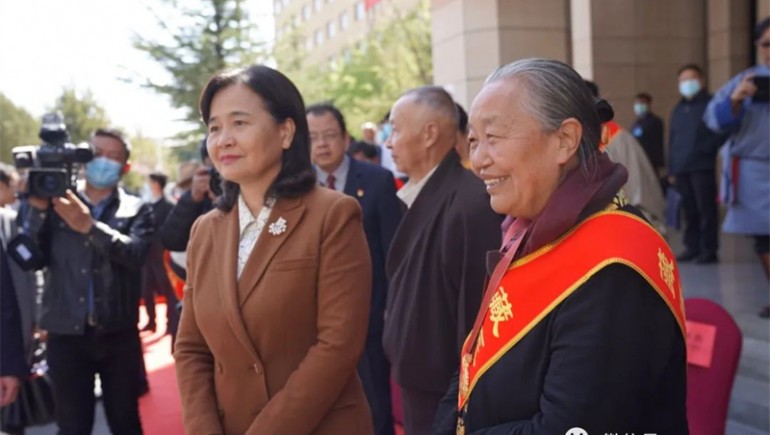 传承英华，，，，，，，让藏医药造福人民康健清静！