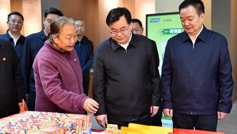 西藏·甘肃事情座谈会在拉萨举行，，，，，，，两省区向导莅临PG电子青稞考察